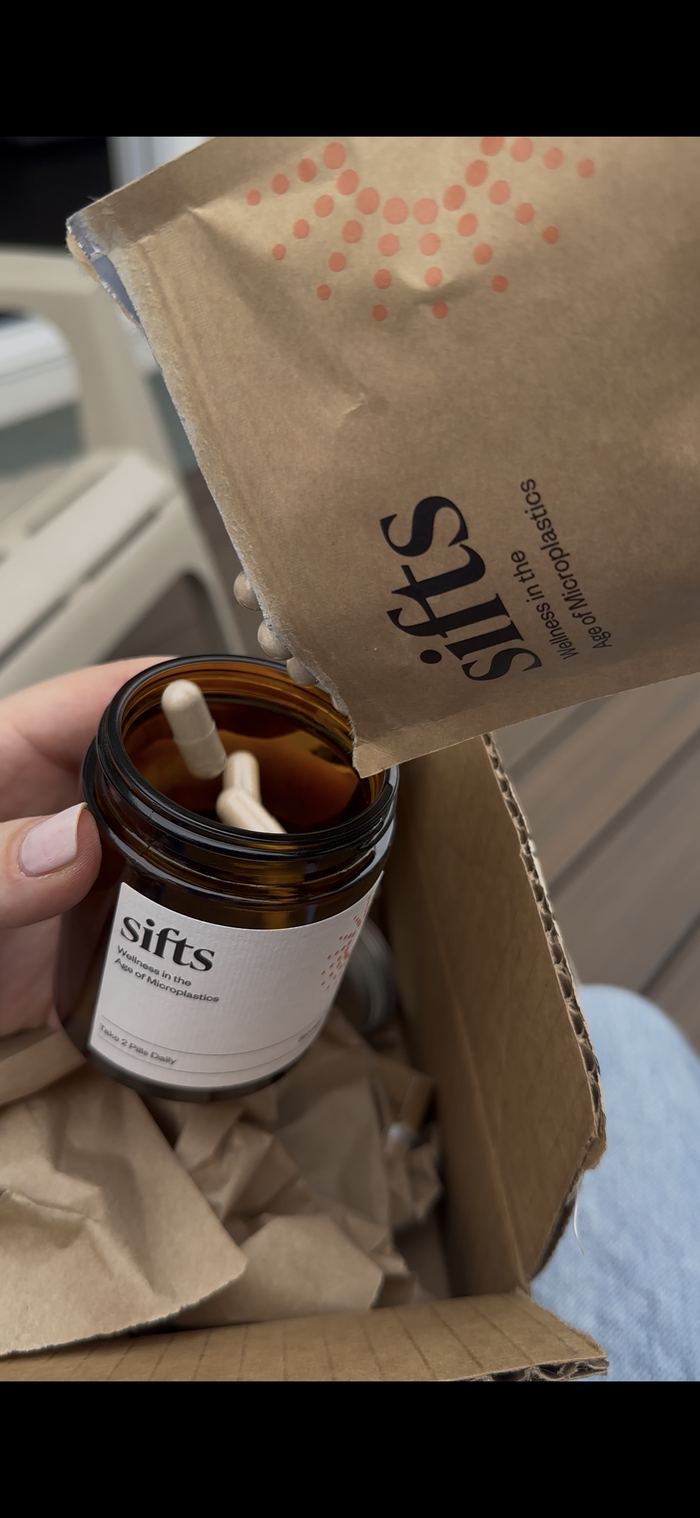 Customer Jessie unboxing Sifts Daily capsules